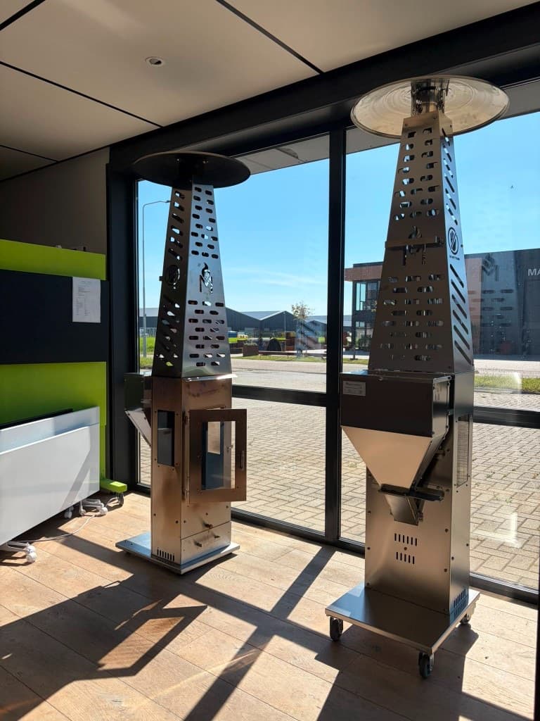 Twee Nordheat buitenhaarden in de showroom bij het raam, uitgeschakeld